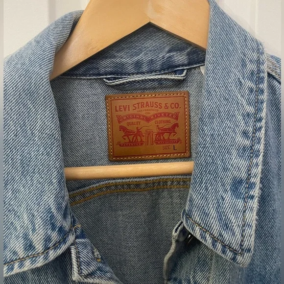 Levi’s Oversized Denim / Jean Jacket - Picture 4 of 4